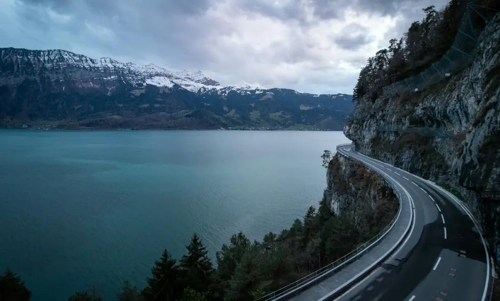 Réseau autoroutier suisse : routes modernes, circulation fluide